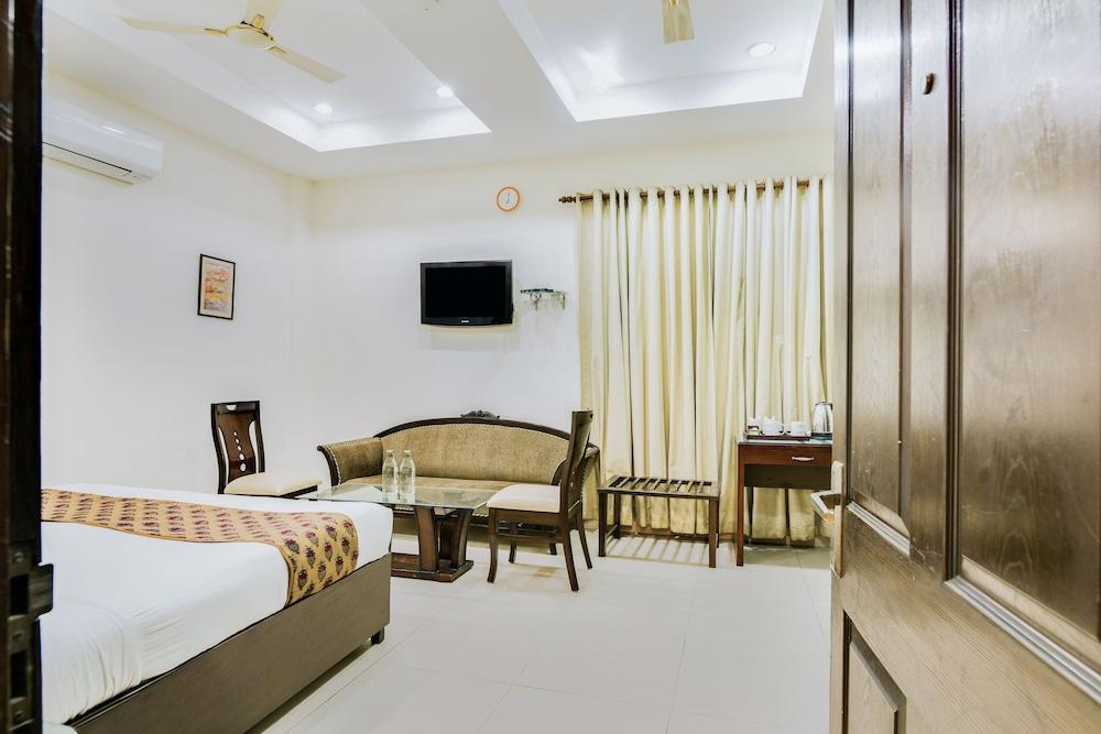 Hotel Cosy Grand, Chanakyapuri By The Cosy 4*