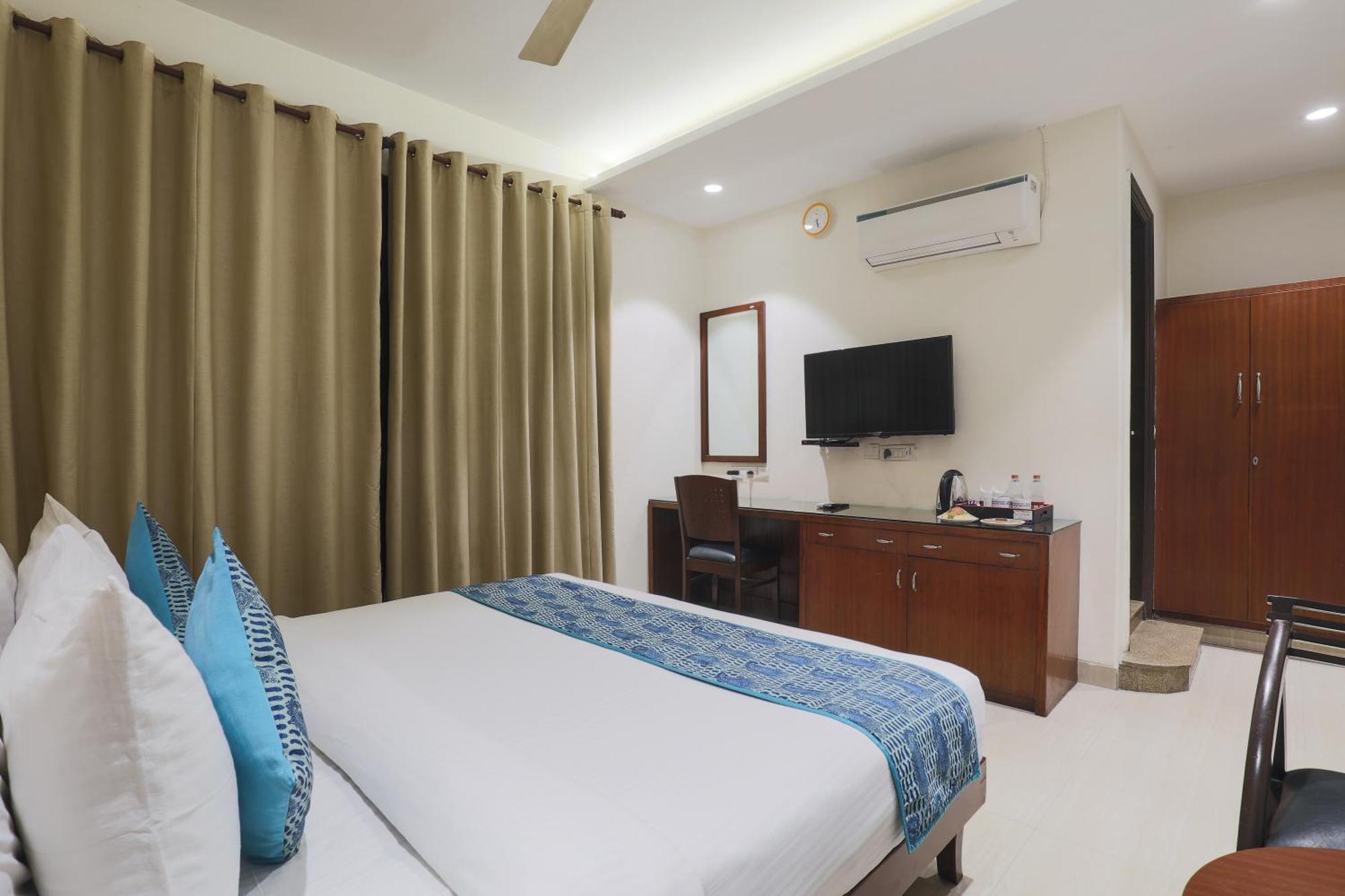 Hotel Cosy Grand, Chanakyapuri By The Cosy 4*