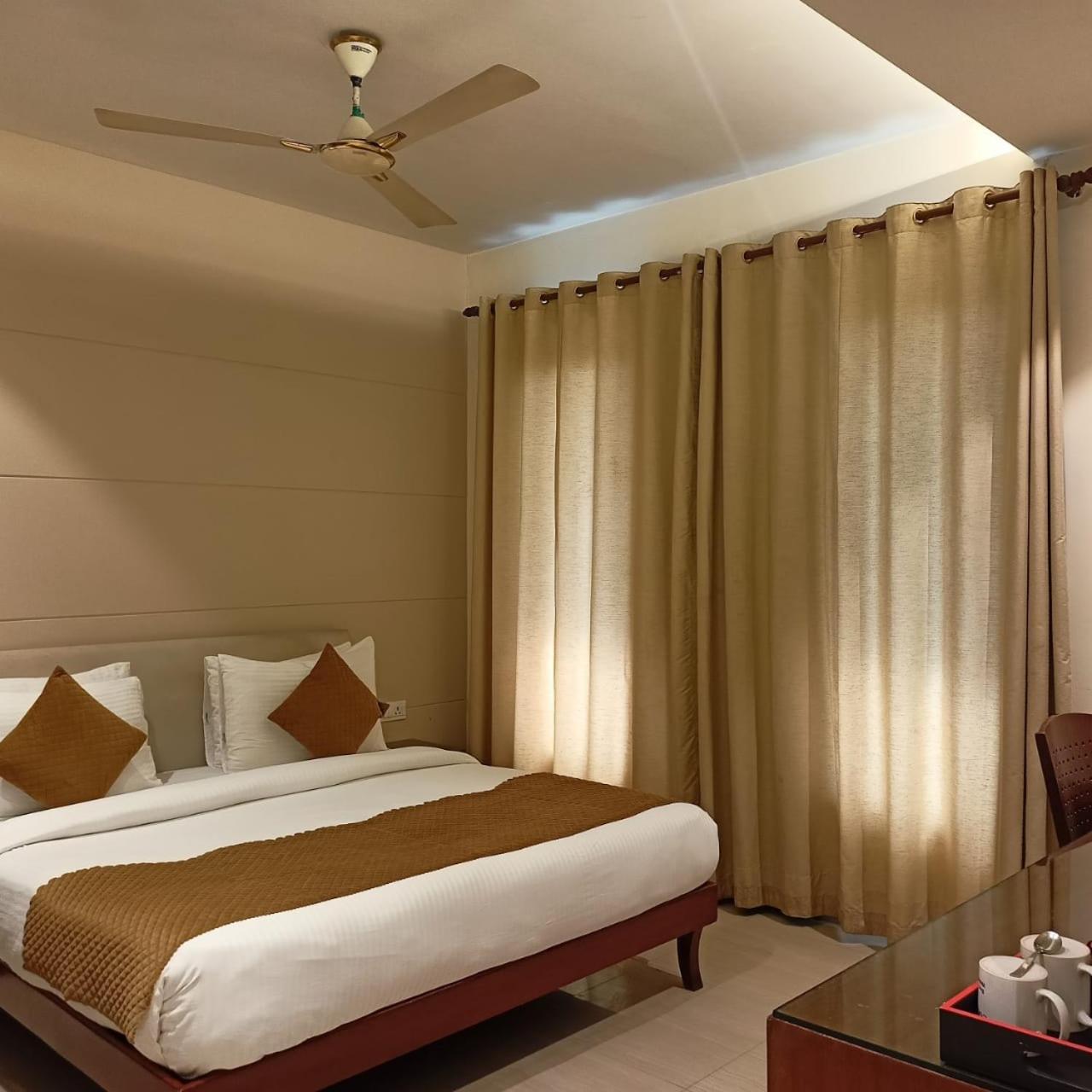 होटल Cosy Grand, Chanakyapuri By The Cosy