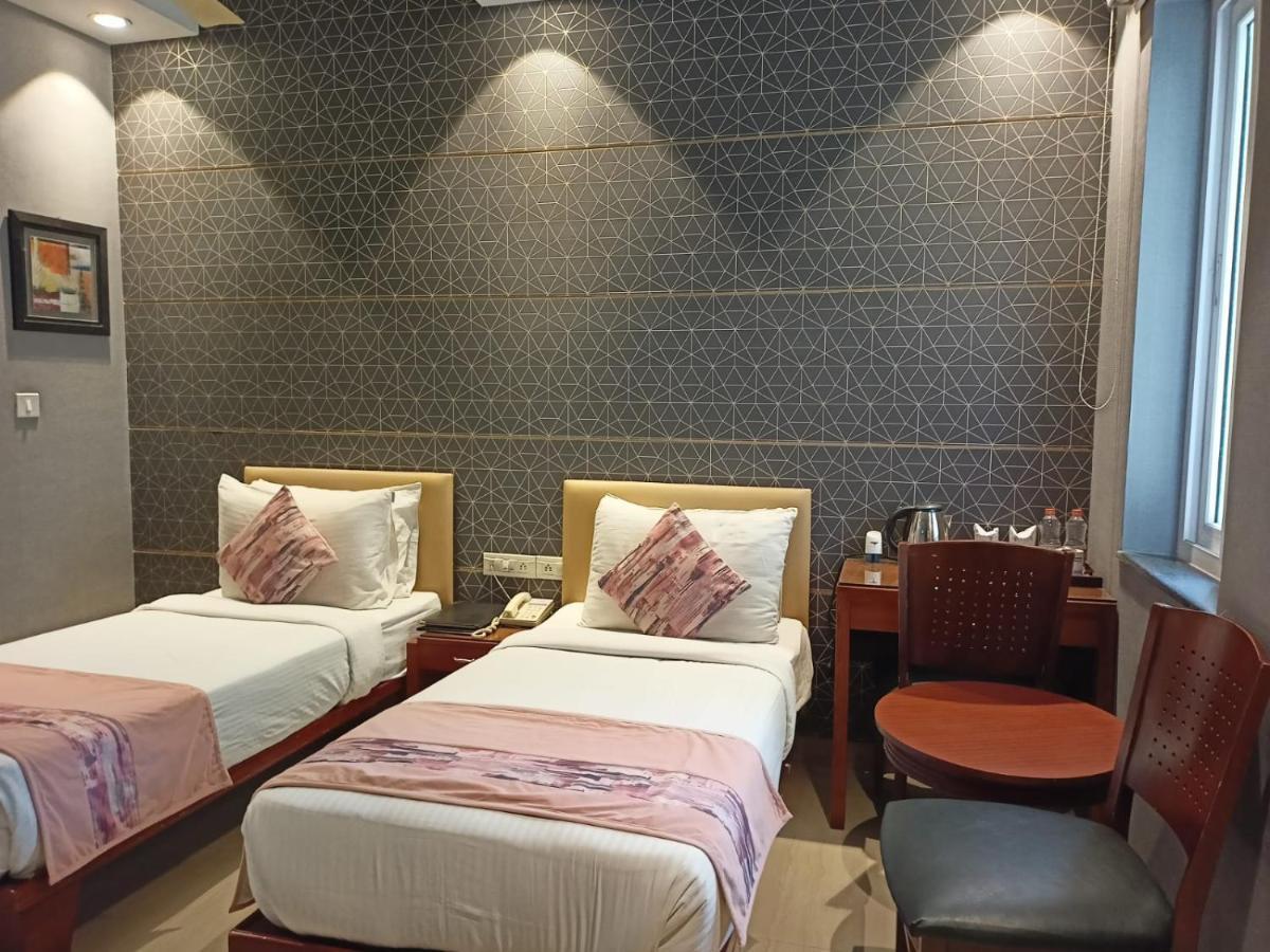 Hotel Cosy Grand, Chanakyapuri By The Cosy 4*